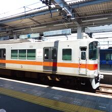 クリーム色がかった全体塗装もレトロ感満載