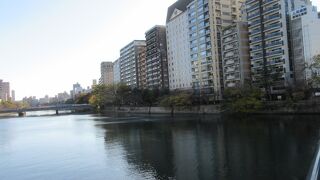 広島駅近くの大きな川、マンションが立ち並ぶ