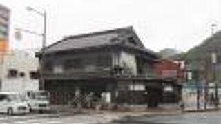 防火壁で戦火を免れた家です。