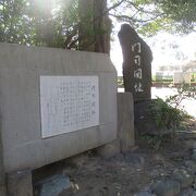 和布刈神社の一の鳥居の柱元にあります。