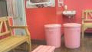 ピンク色の可愛らしいイートインスペース