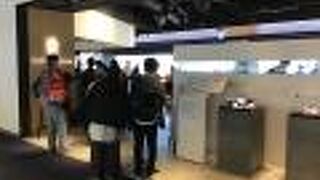 航空会社ラウンジに比べてオープン