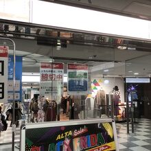 地階から続く入り口です。