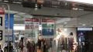 駅直結のファッションビルです。