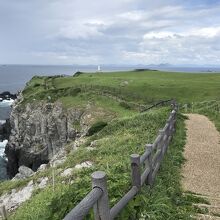 灯台を巡る遊歩道はこの辺りで通行止め