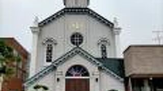 鮮やかなステンドグラスには岩木山やリンゴが描かれていました