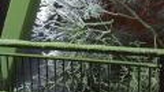 青い池のそばにあります。