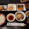 山の中で魚料理