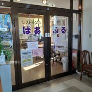 ≪道の駅 のだ≫二階にある食堂。窓側席からは、三陸鉄道の陸中野田駅ホームが目の前。