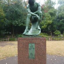 後谷公園の芝生区画の中には、２基の銅像が置かれています。