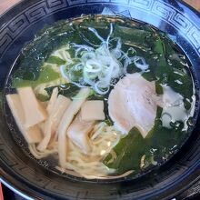野田塩ラーメンはあっさりとしたスープと具材。