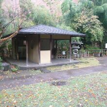 緑の芝生の中に建てられている東屋です。北側にあります。