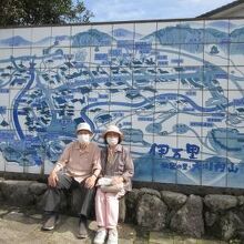 山里の景色が焼物で表現されています