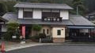 伊万里焼の郷の入口右方にあります