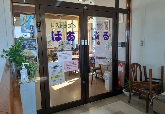 ≪道の駅 のだ≫二階にある食堂。窓側席からは、三陸鉄道の陸中野田駅ホームが目の前。