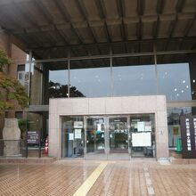 戸田市立郷土博物館の建物の入口です。戸田中央図書館と同じ建物