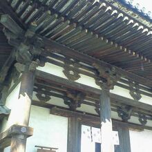 柱や屋根の年季の入り具合から長い歴史が伝わってきます