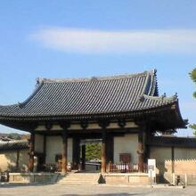 法隆寺の南側、最初にくぐることになる門です。