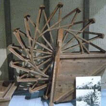 稲作に使われていた水車の実物です。当時の写真も展示されている