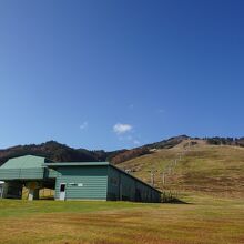 真横にゲレンデが広がる