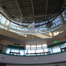 建物の中は吹き抜けが