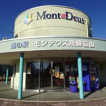 トイレと情報コーナーは24時間利用可能