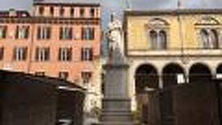 気難しい表情のダンテ像