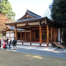 おぉ、立派な「能楽殿」