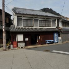 店舗の前は道が「食い違い」