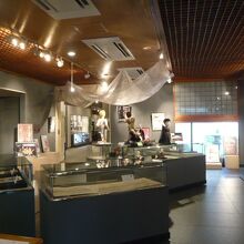 資料館の入口付近には、伝統ある文物や道具が展示されています。
