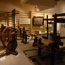 木戸の奥には、農業や機織りに使用された機械等が展示されている