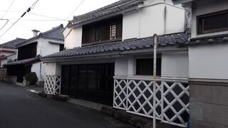 存在感あるなまこ壁の建物