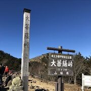 秩父多摩甲斐国立公園中にありました、駐車場から歩いて２時間くらいでした。標高は１８９７メートルであり、遠くにある秩父山等も見れました。もちろん富士山も見れて、南アルプス、中央アルプス、北アルプス、八ヶ岳も一望できてとてもよかったです、お勧めです。