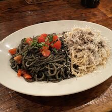 トリュフオイルクリームとイカ墨のダブルスパゲッティ