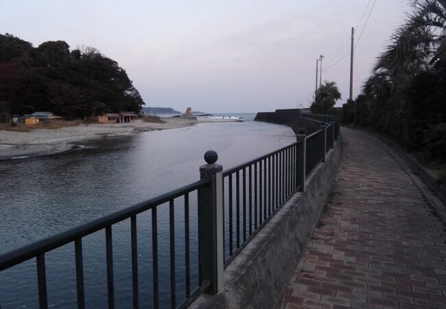 遊歩道から大浜海水浴場へ