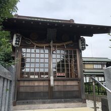 小さな通りに面した拝殿