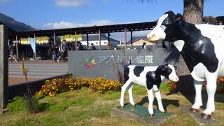 入り口に牛のオブジェがある