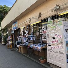 ユニークなディスプレイの店頭