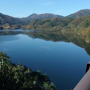 中国山地の旭川水系を代表する人造湖だが、満水の紅葉期が秀逸