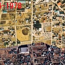 １９７４年以降、戸田市役所らしき建物が確認されます。野球場も