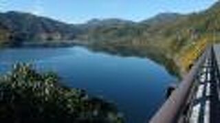 中国山地の旭川水系を代表する人造湖だが、満水の紅葉期が秀逸