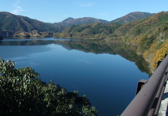 中国山地の旭川水系を代表する人造湖だが、満水の紅葉期が秀逸