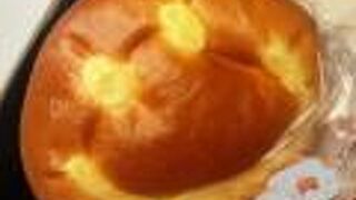 クリームパンがおすすめです！