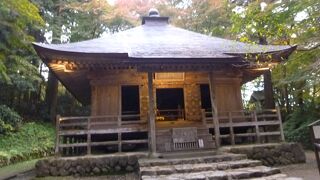 中尊寺原風景をほうふつさせる建物