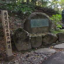 おなじみのスタイルの芭蕉、すげ笠をかぶってはいないが、、、