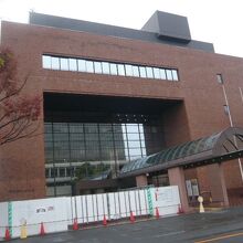 戸田市文化会館の全景です。大きな施設で、見上げる高さです。