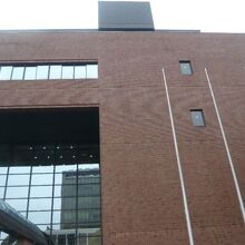 戸田市文化会館の側面の様子です。高さは、かなりの高さです。