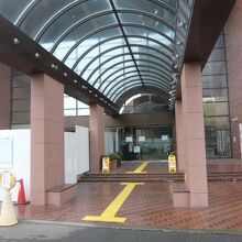 戸田市文化会館の入口です。一部の業務のみ実施されています。