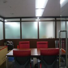 戸田市文化会館の受付室です。館内で入れるのはここだけでした。