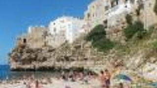 断崖絶壁に囲まれたビーチ